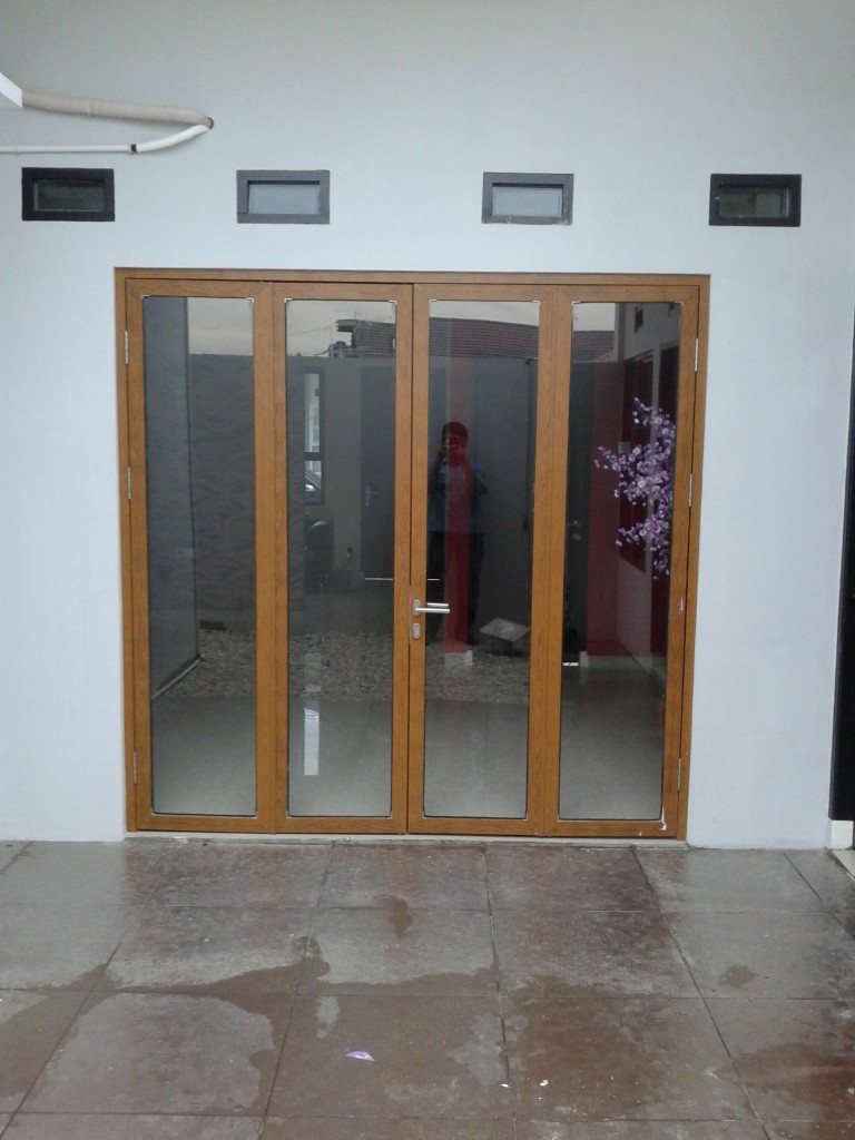 Pintu lipat corak kayu